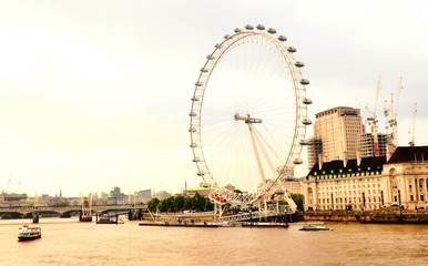 イギリスのロンドンアイとテムズ川の風景