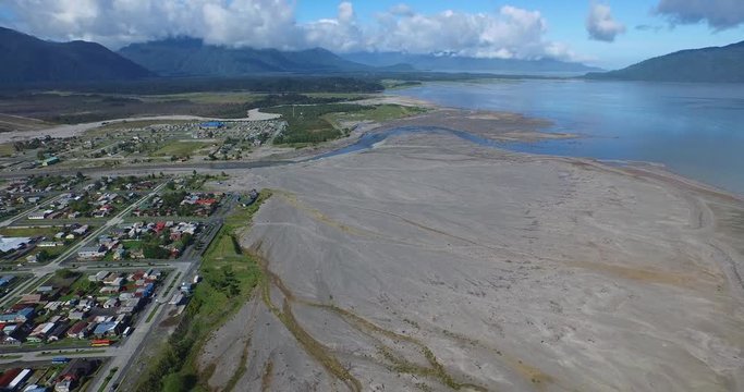 The video shows an aerial view of the city of Chaiten seven years after the eruption of the volcano of the same name. Is observed as the river Blanco divided to the city in two product of the lahar of