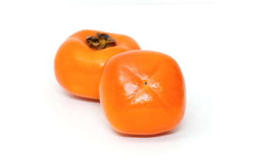 白い背景に新鮮な熟した柿