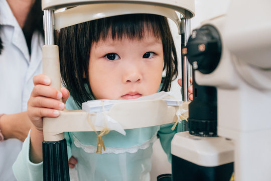 Asian little girl examine the eyes