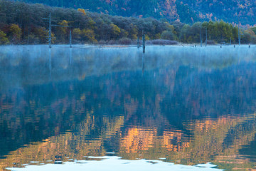 長野県　大正池に映る紅葉の北アルプス