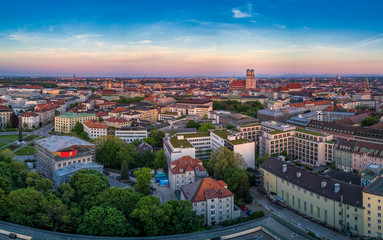 Blick einer Drone auf die Frauenkirche in München als die Sonne aufgeht