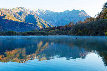 長野県　大正池に映る紅葉の北アルプス