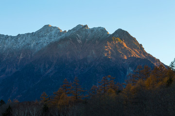長野県　大正池からみる穂高連峰の山並み