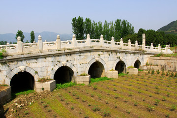 Obraz premium ancient China stone bridge landscape architecture in the Eastern Tombs of the Qing Dynasty, China...