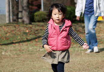 公園で駆ける女の子