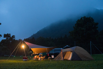 camper dans les montagnes
