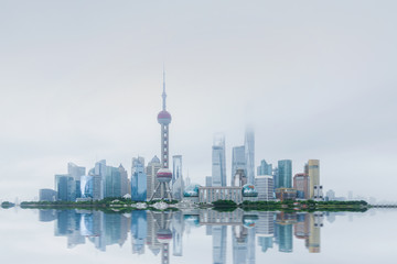 Fototapeta premium Szanghai Chiny. W pochmurną pogodę budynki odbijają się w wodzie i przez chmury