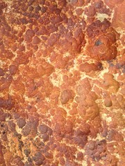 錆びのついた岩