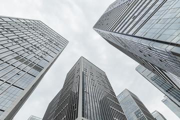 Fototapeta premium Wysokie budynki miejskie, spójrz w górę