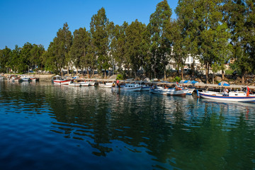 Fototapeta na wymiar fishing boats and fishermen on the river Arsuz