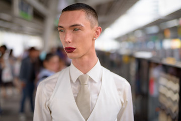 Obraz premium Young androgynous homosexual LGTB businessman wearing lipstick