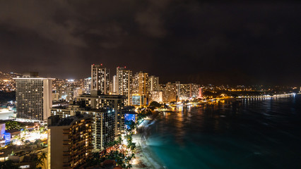 Obraz premium ハワイ ホノルル ワイキキビーチ 夜景