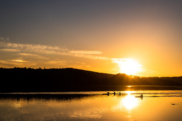 Ruderer bei Sonnenuntergang