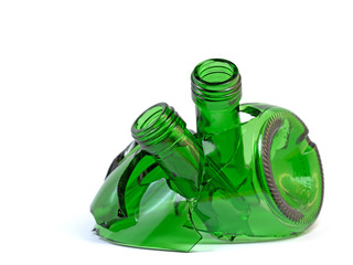 Grüne zerbrochene Glasflaschen vor weißem Hintergrund