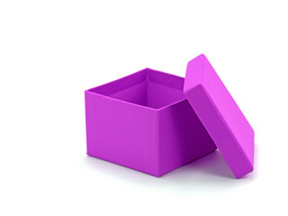 Violette leere Pappschachtel vor weißem Hintergrund