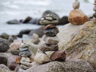 Gestapelte Steine am Strand