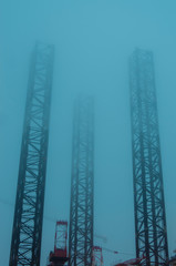 Platforma wiertnicza we mgle. 