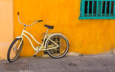 Fototapeta na wymiar Bicyclette rues de Cartagène en Colombie 