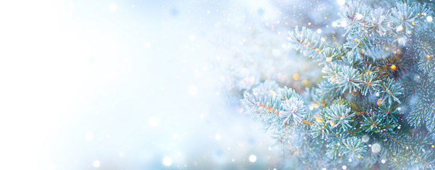 Weihnachtsfeiertagsbaum. Grenzschneehintergrund. Schneeflocken. Blaue Fichte, schönes Weihnachts- und Neujahrs-Weihnachtsbaum-Kunstdesign, abstrakter blauer Breitbildhintergrund