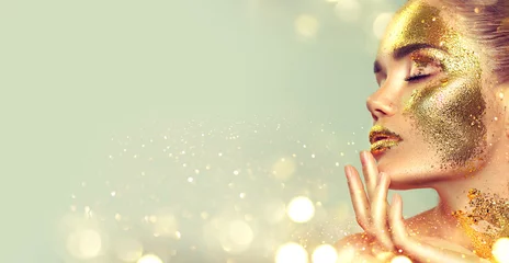 Schönheitsmode-Modellmädchen mit goldenem Hautmake-up und -körper, goldener Schmuckhintergrund. Goldene Körperkunst. Modekunstporträt © Subbotina Anna