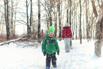 Fototapeta na wymiar Young family in winter park