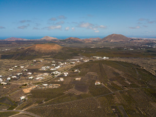 Vista aerea delle coltivazioni vinicole sui terreni vulcanici dell’isola di Lanzarote, pianure e...
