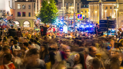 Obraz premium Russian football fans celebrate the victory of their team on the streets of the city