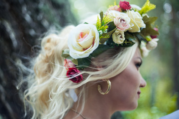 Naklejka premium beautiful girl in a flower wreath