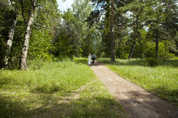 photo session of a girl in a wreath and her boyfriend love story in nature