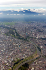 岩手県盛岡市中心部上空より岩手山方向を空撮