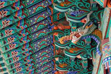 Toit traditionnel coréen en bois peint et coloré, bleu turquoise dans le village historique de Hahoe, Andong, Corée du sud