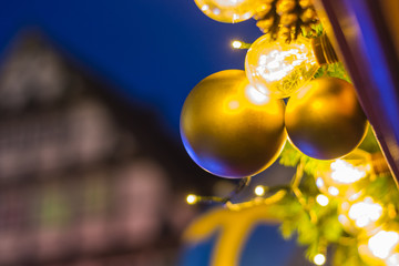 Weihnachtsmarkt vor Fachwerk