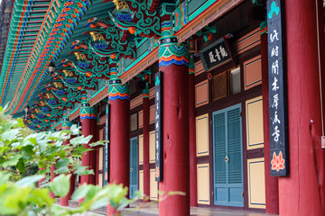 Toit traditionnel coréen en bois peint et coloré, bleu turquoise dans le village historique de Hahoe, Andong, Corée du sud
