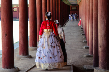 Fototapeta na wymiar Women in traditional dress at Seoul Palace in Korea