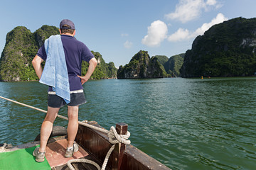 Hombre en barco en la Bahía de Halong, Vietnam.