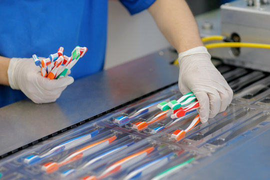 the factory produces and packages toothbrushes of different colors
