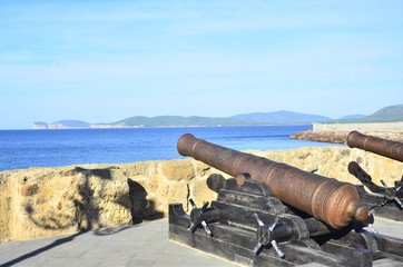 Fototapeta na wymiar Kanonen in Alghero, Altstadtfestung