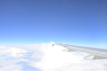 Fototapeta na wymiar Flugzeug über den Wolken
