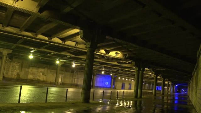 Un tunnel urbain de nuit