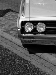 Kühlergrill mit Doppelscheinwerfer eines amerikanischen Coupé der Sechzigerjahre beim...