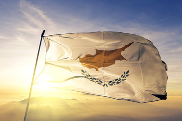 Cyprus Cypriotische vlag textiel doek stof zwaaien op de top zonsopgang mist mist