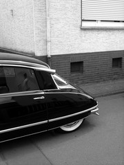 Schwarze französische Luxuslimousine mit Weißwandreifen der Sechzigerjahre und Siebzigerjahre...