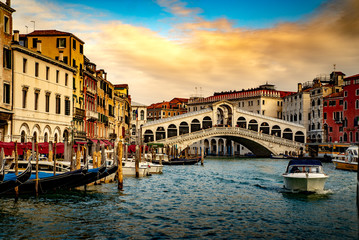 Fototapeta na wymiar Venise, Pont du Rialto, grand canal, gondoles, ciel nuageux