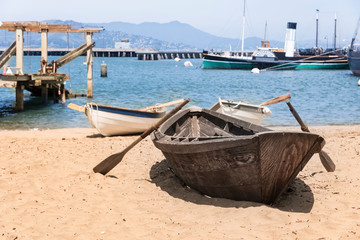 Obraz premium a boat on the sand, landscape of a wooden boat harbored on the beach
