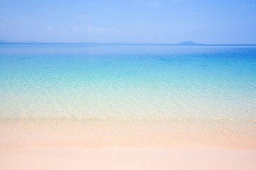 Fototapeta na wymiar Tropical beach and turquoise blue sea on sunny summer.