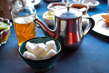Tradycyjna marokanska słodka herbata z miętą - obrazy, fototapety, plakaty