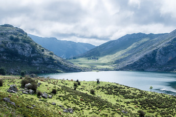 Naklejka premium Lago entre montañas