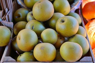 Baskets of Asian pears (Pyrus pyrifolia) at the farmers market in the fall