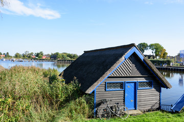 Fischerhütte mit Fahrrad am Prerowstrom